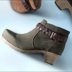 Dansko Michelle Women’s size 40 worn once - like new condition